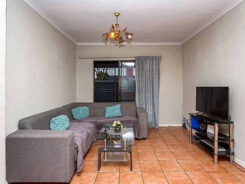 Two Bedroom Groundfloor Apartment With Garage - Photo 4