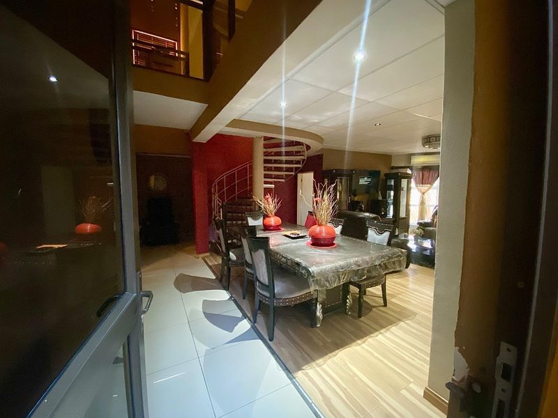 Beautiful Three-Storey Home with Flat for Sale in Dorado Park. - Photo 4