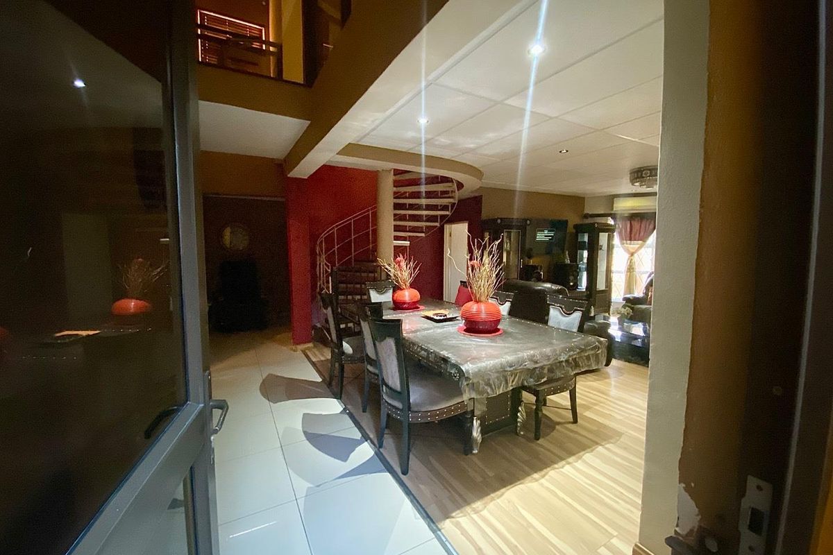 Beautiful Three-Storey Home with Flat for Sale in Dorado Park. - Photo 4