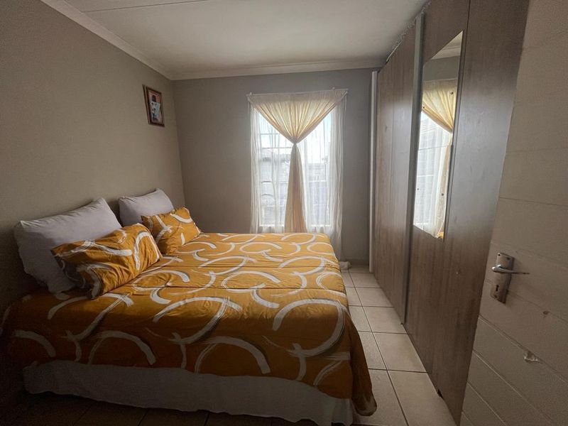 Property in South Hils - Photo 5