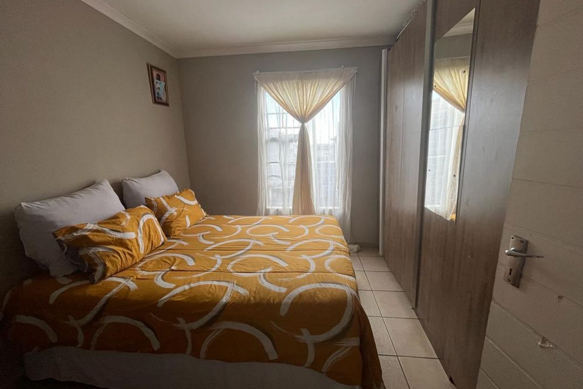 Property in South Hils - Photo 5