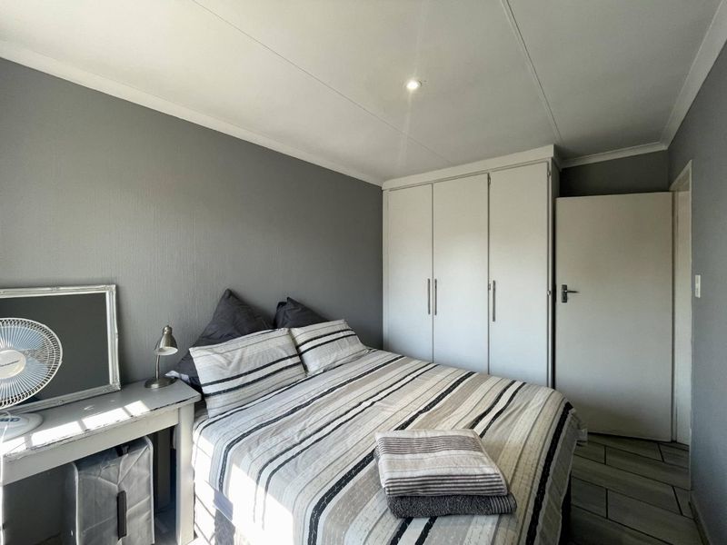 Beautifully Renovated 3-Bedroom Townhouse with Private Garden in Die Hoewes - Photo 8