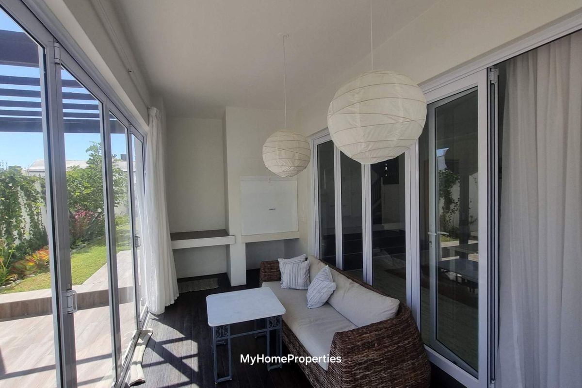 Spacious 3 Bedroom Townhouse with Rooftop Ocean View Terrace & Double Garage - Photo 5