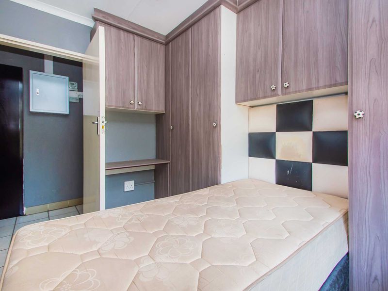 Renovators Dream Project, Commune Living, Large Home? You Choose... - Photo 10