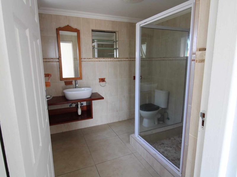 Partially double storey home in good neighbourhood. - Photo 8