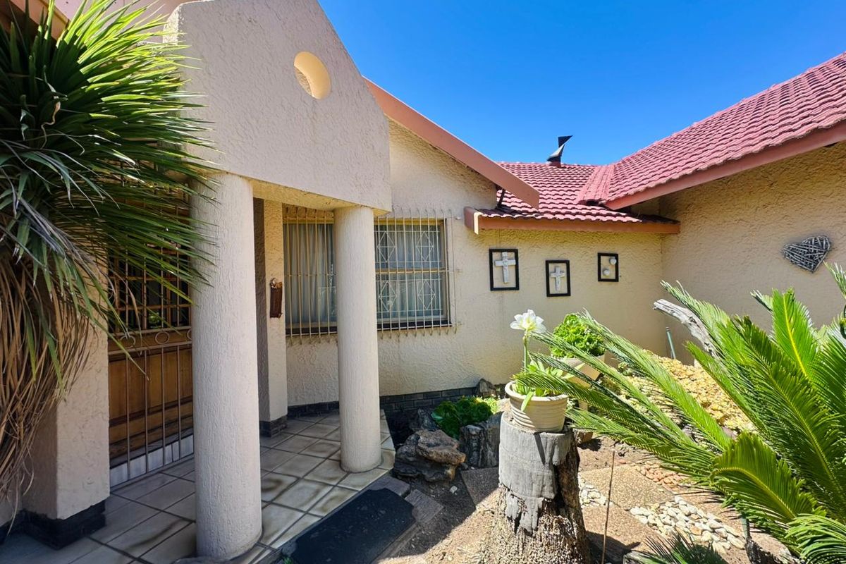 IMMACULATE FAMILY HOME ON 2039sqm STAND. - Photo 2