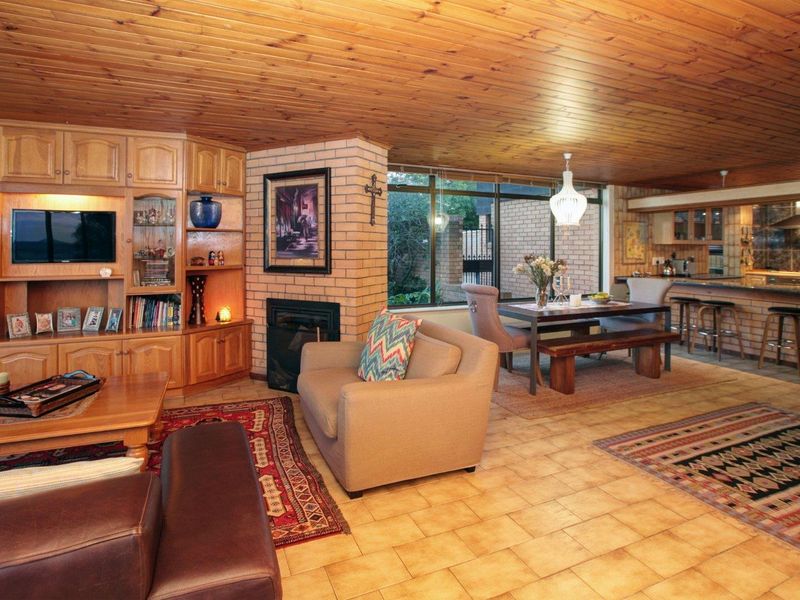 Large 4 Bedroom Home with 1 bedroom apartment to let In Welgemoed - Photo 8