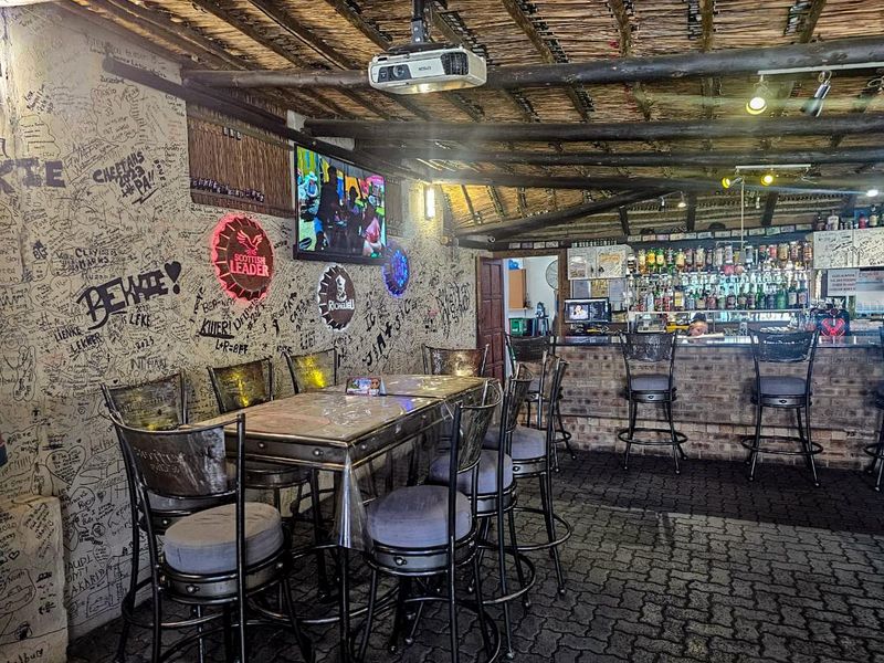 Going concern Accommodation Restaurant Pub and Liquor Store - Photo 4