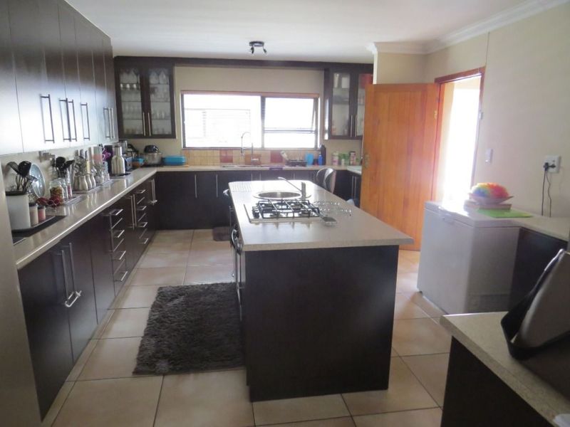 FOR SALE - 3 BEDROOM UNFURNISHED HOUSE WITH 2 BEDROOM FLAT FOR SALE IN OCEAN VIEW, SWAKOPMUND, NAMIBIA - Photo 8