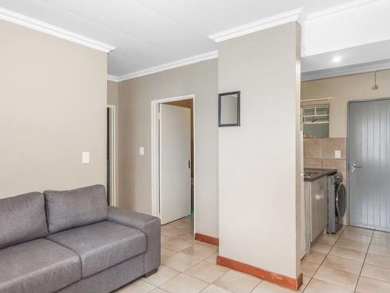 Welcome to a modern urban retreat! - Photo 6