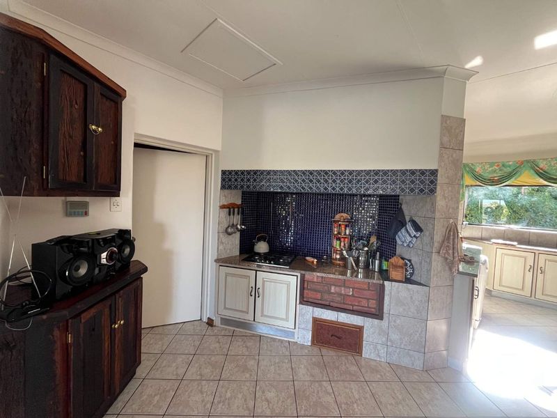 Impressive Family Home with Spectacular Views in a Prime Location - Photo 4