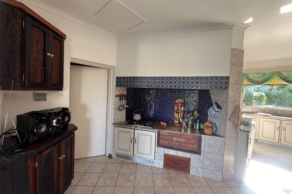 Impressive Family Home with Spectacular Views in a Prime Location - Photo 4