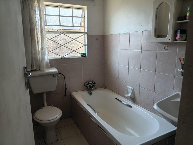 Spacious Home to own - Photo 2