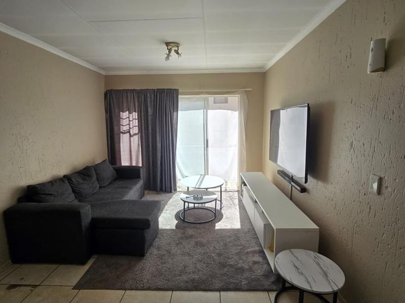 Modern Top-Floor 2-Bedroom Apartment with Balcony in Secure Park Square - Photo 9