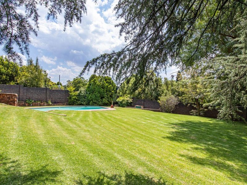 Spacious 4-Bedroom Family Home on a 2,136m2 Corner Stand in Northcliff - Photo 3