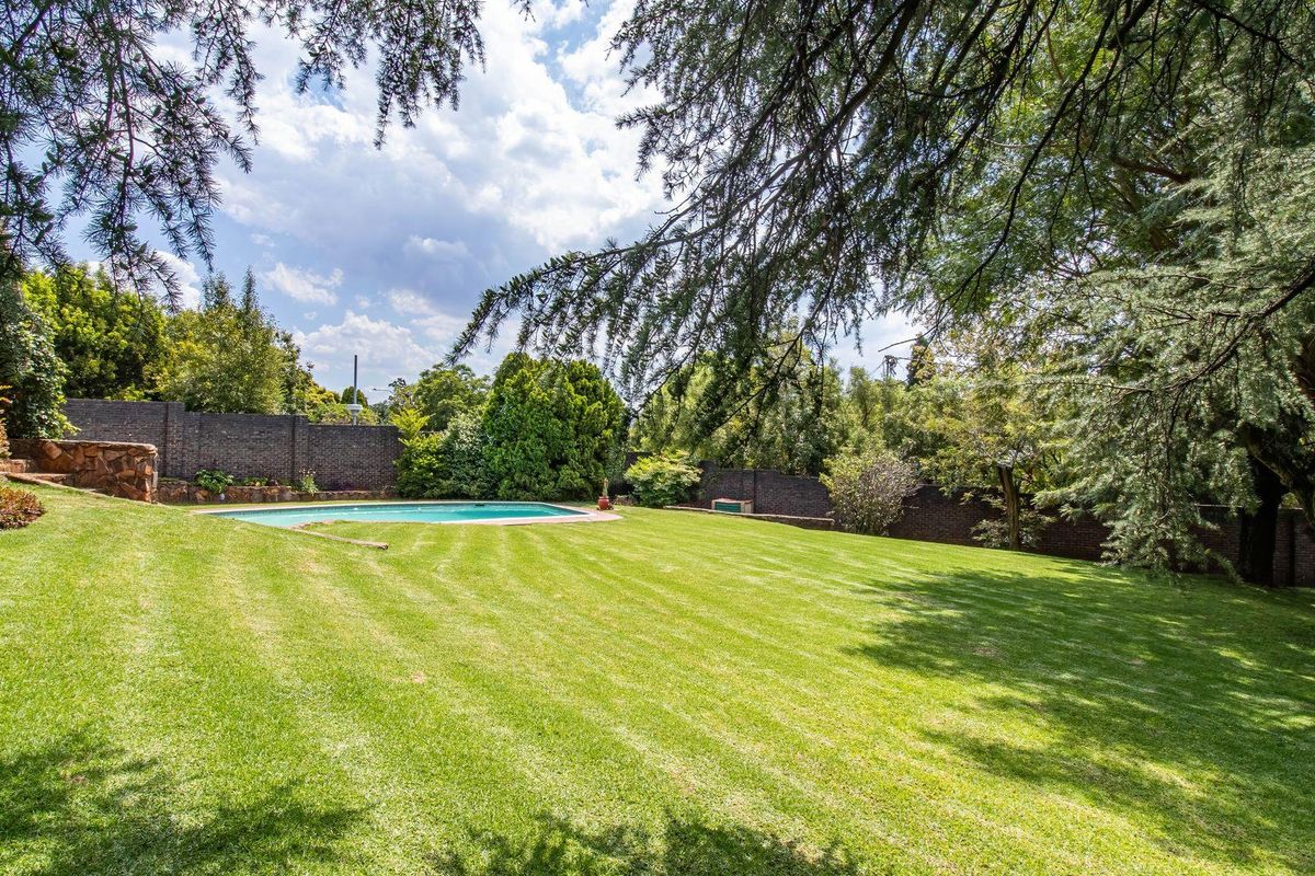 Spacious 4-Bedroom Family Home on a 2,136m2 Corner Stand in Northcliff - Photo 3