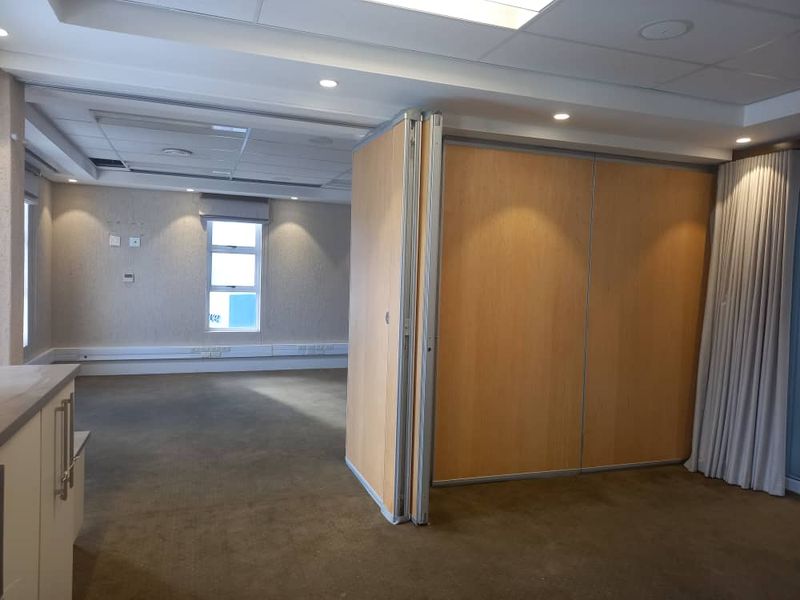 A GRADE OFFICES TO LET - Photo 5