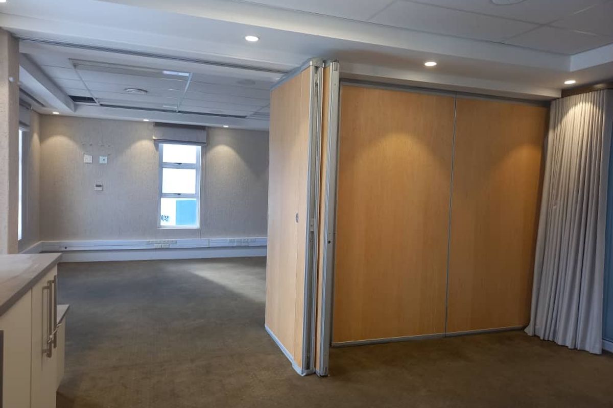 A GRADE OFFICES TO LET - Photo 5