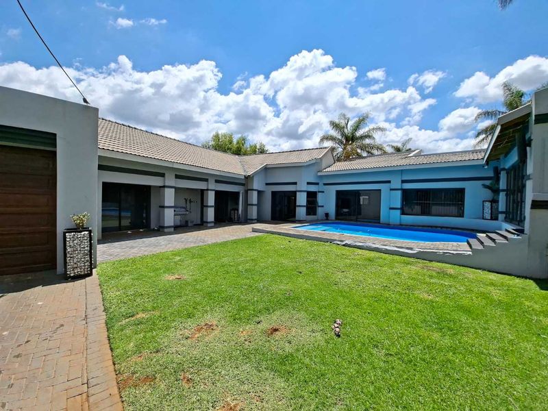 Luxurious Modern Home for Sale - Photo 1