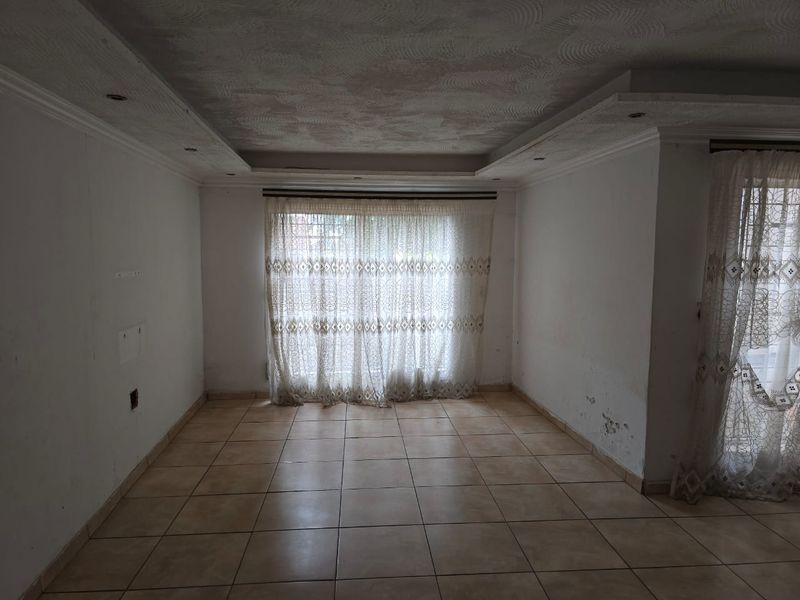 Huge four bedroom fixer up for sale - Photo 10