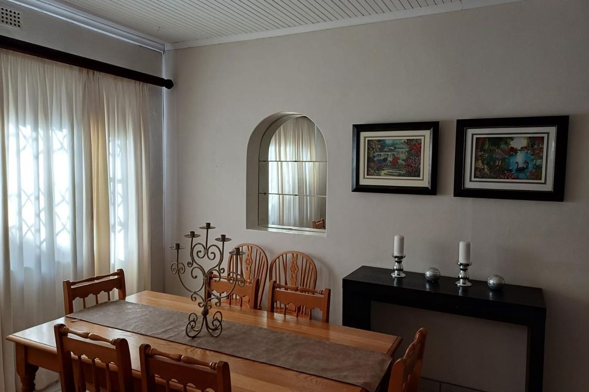 Exclusive Estate: Luxurious 4-Bed Home with Pool, 4 Garages, and 2 Investment Flats! - Photo 4