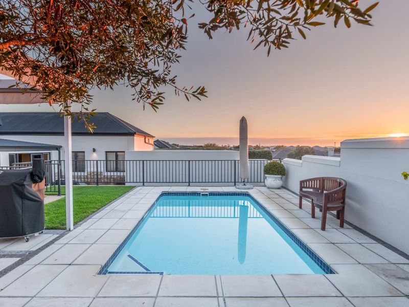 Elegant Single-Story Oasis - Photo 2