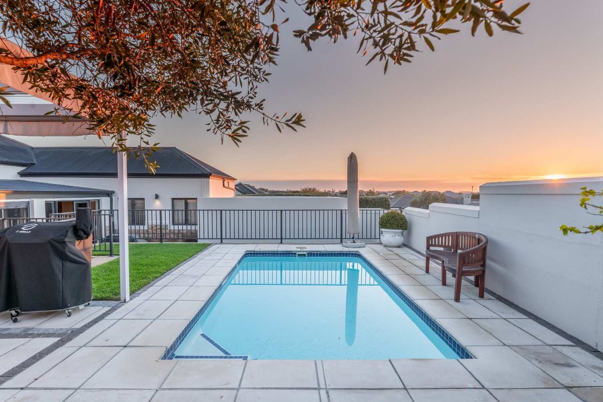 Elegant Single-Story Oasis - Photo 2