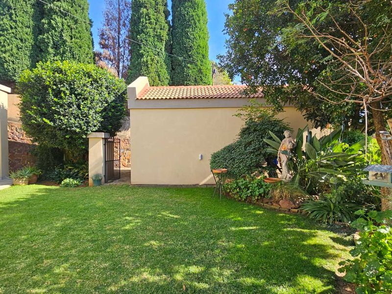 Spacious and Versatile 5 Bedroom Mediterranean Style House - Photo 3