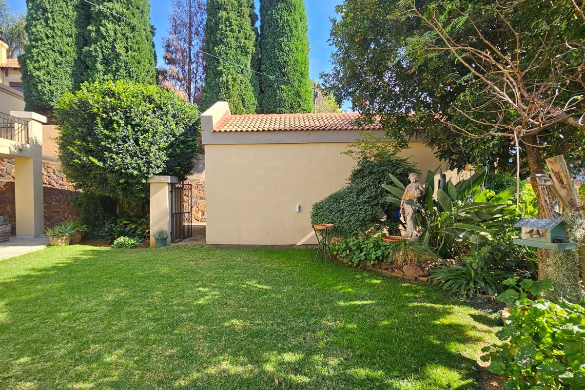Spacious and Versatile 5 Bedroom Mediterranean Style House - Photo 3