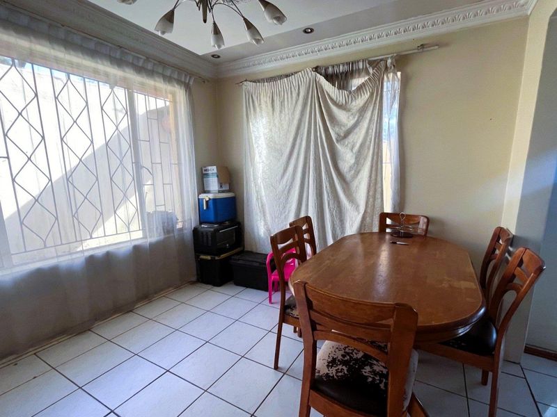 Spacious Family Home with Income-Generating Flatlet & Ample Parking in Prime Location - Photo 8