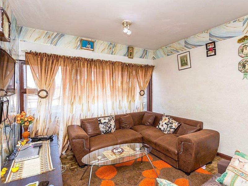 Spacious Two Bedroom Apartment - Photo 2