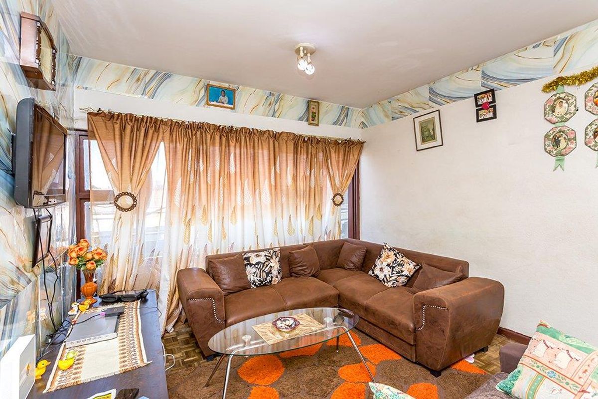 Spacious Two Bedroom Apartment - Photo 2