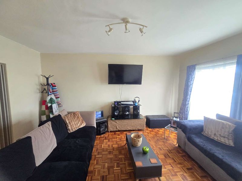 Spacious 104 m2 Duplex with Private Front Yard – Cotswold - Photo 3