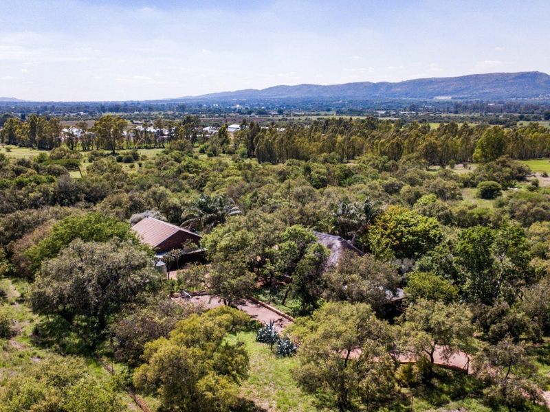 4.2ha Smallholding With Warehouse, Flats & Thatched Home – Kameeldrift West - Photo 3