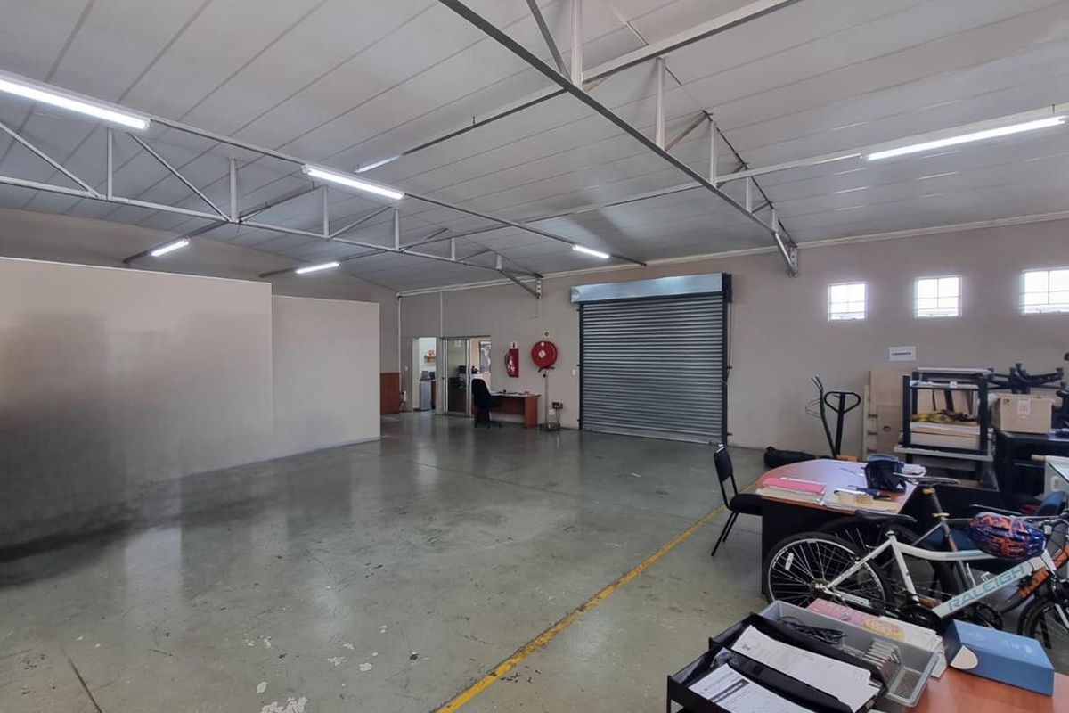 WAREHOUSE SPACE TO LET | SOUTHERN INDUSTRIAL – 115 SQM (INSIDE) + 37 SQM (OUTSIDE) - Photo 3