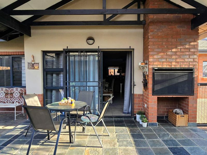 Modern. Off-Grid. Masterful: A Rare Single-Story, Three-Bedroom Estate Sanctuary - Photo 6
