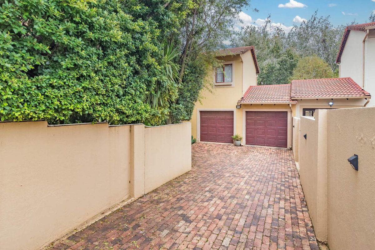 Tranquil riverfront duplex in secure estate awaits you! - Photo 5