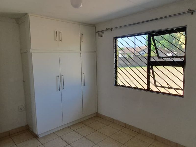 Welcome to this charming single-family home available for rent in the sought-after neighborhood of Brackenham. - Photo 9