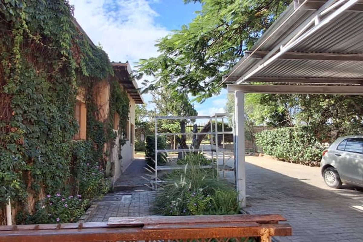 Grootfontein - Suburb Family House with Flat For Sale - Ext 4 - Photo 5