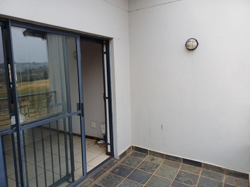 Top Floor 2 Bed 2 Bath Apartment for sale in Jackal Creek Golf Estate - Photo 9