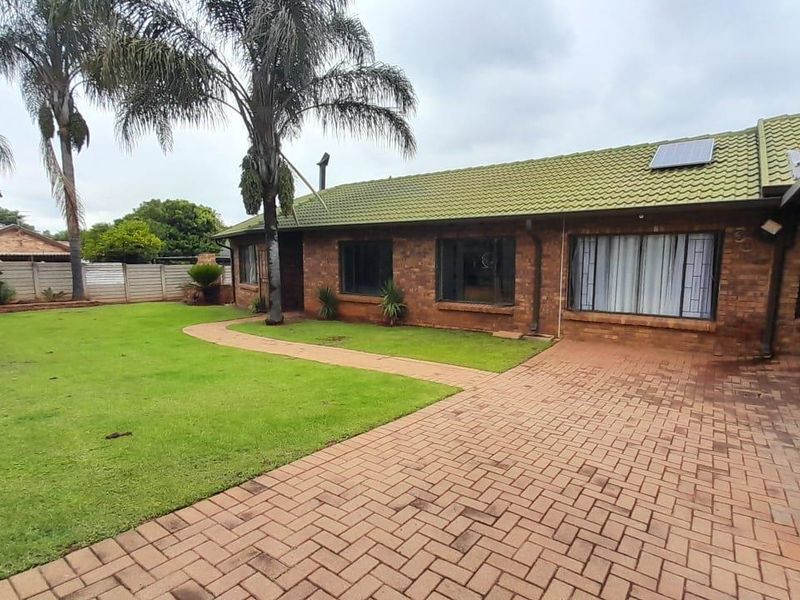 Spacious family home in Glen Marais - Photo 2