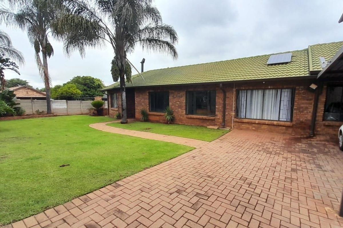 Spacious family home in Glen Marais - Photo 2