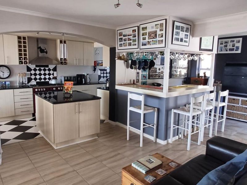 Spacious 3-Bedroom Home in Simons Town - Photo 3