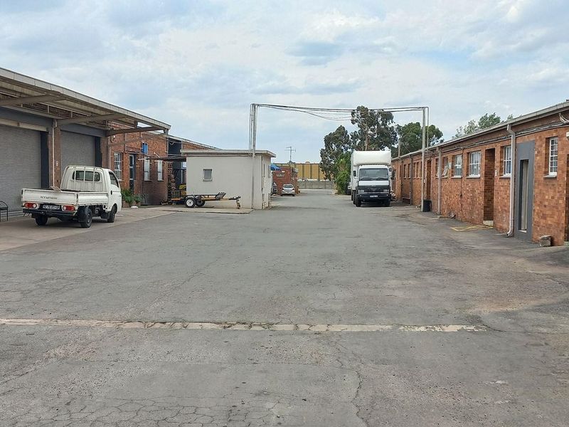 371m2 Dunswart industrial warehouse to let - Photo 7