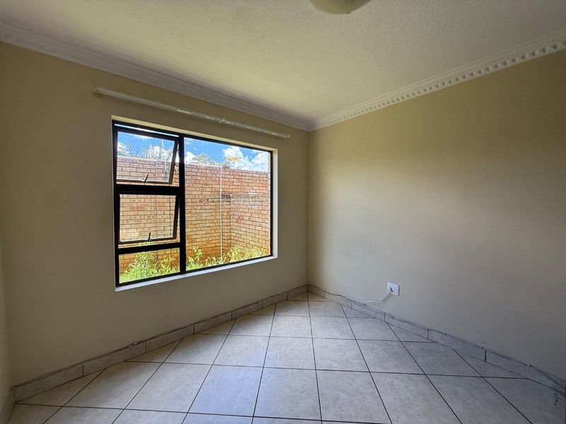 Charming 2bedroom with Garden: Steps from City Center! - Photo 8