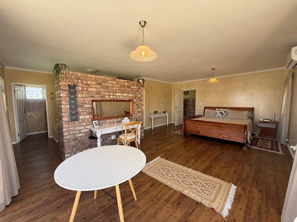 Main bedroom with en-suite bathroom and walk-in closet