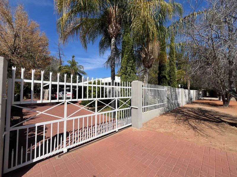 Spacious 4-Bedroom Family Home with 2 Flats in Prime Location - Photo 7