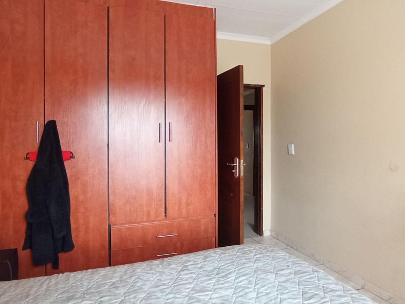 3 BEDROOM HOUSE IN THATCHFIELD - Photo 8