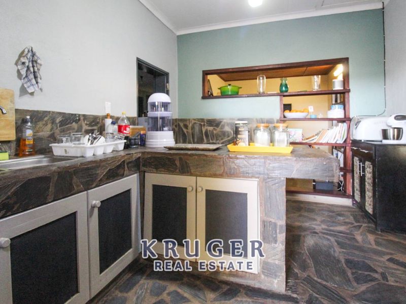 Family Home with Flat for Sale – Outjo - Photo 2