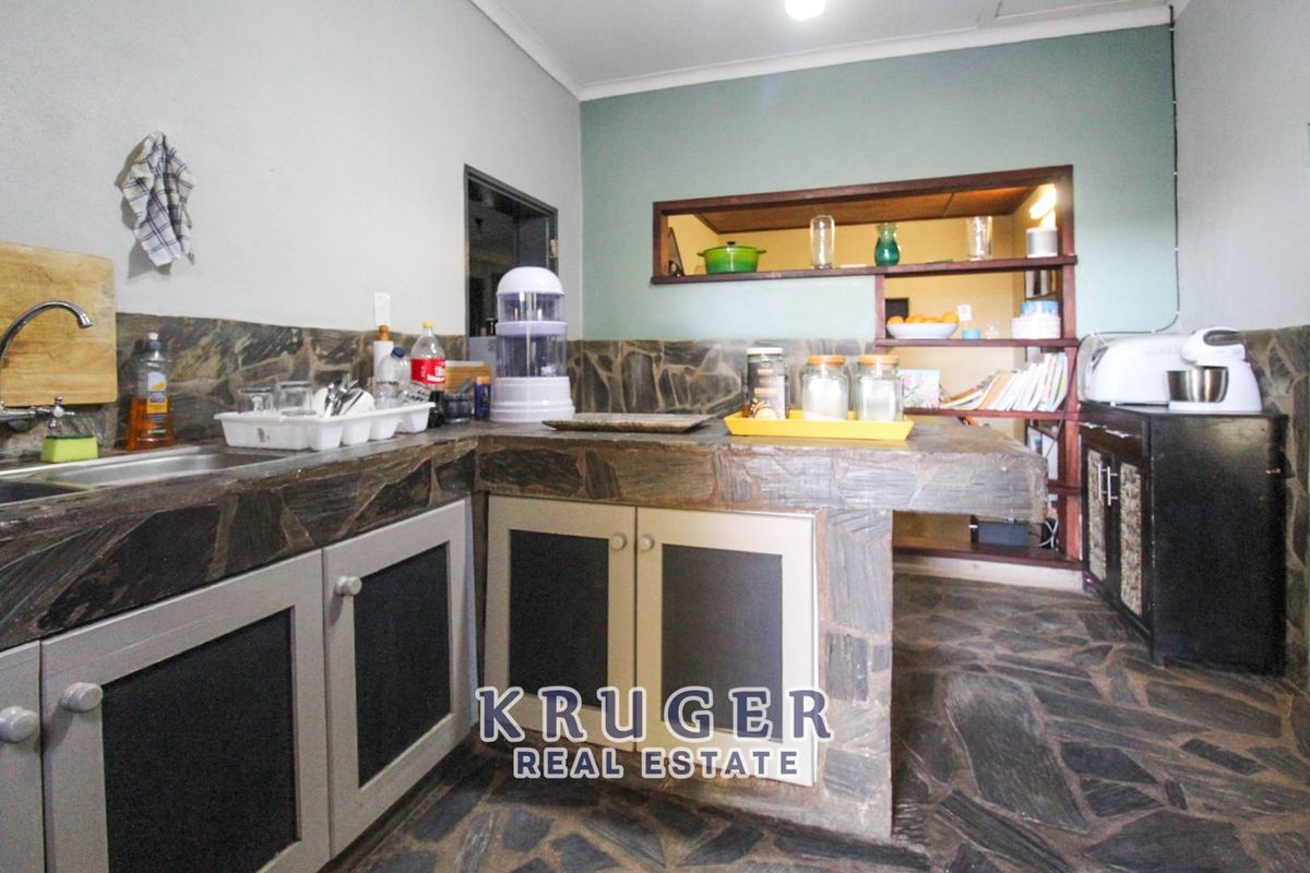 Family Home with Flat for Sale – Outjo - Photo 2